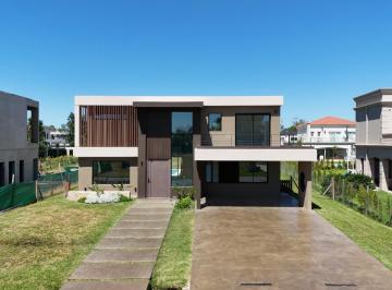 Casa · 273m² · 5 Ambientes · 4 Cocheras · Casa a Estrenar en Alquiler Anual Chateau Pilar