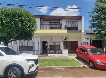 Casa · 231m² · 6 Ambientes · 2 Cocheras · En Venta en Palomar Zona Barrio Aernautico Gran Chalet de 6 Ambientes 3 Baños en Dos Plantas, F: 102