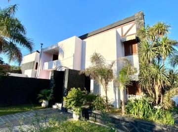 Casa · 594m² · 5 Dormitorios · 4 Cocheras · Casa de Categoria en Costa Azul a m del Lago, Villa Carlos Paz