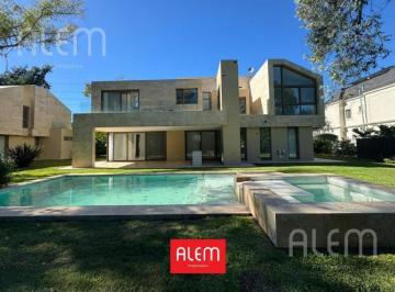 Casa · 350m² · 7 Ambientes · 2 Cocheras · Casa de Muy Buena Construcción en Saint Thomas Este