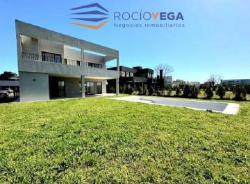 Casa · 225m² · 5 Ambientes · 2 Cocheras · Casa en Venta en El Barrio Molinos de Haras Santa Maria, Escobar