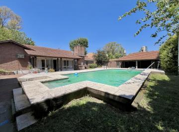 Casa · 363m² · 6 Ambientes · 4 Cocheras · Imponente Casa en Una Planta con Parque y Piscina en Don Torcuato, Tigre.