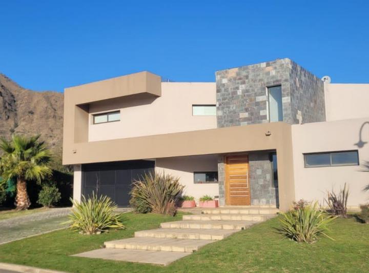 Casa · 380m² · 6 Ambientes