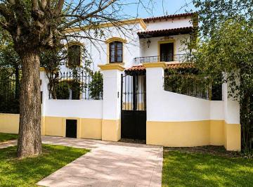 Casa de 6 ambientes, La Plata · Se Vende Casa Colonial de Categoría en City Bell (Lote de 2200 m², Piscina, Quincho, Gran Parque).