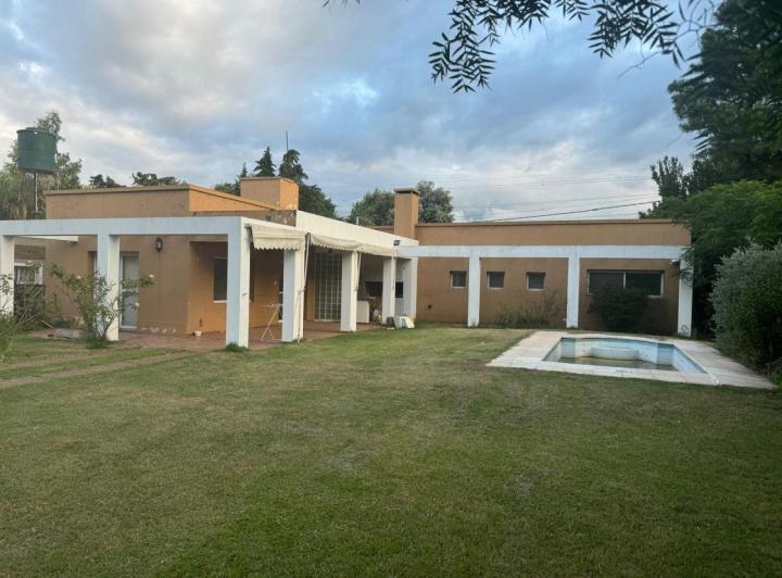 Casa · 200m² · 8 Ambientes · 2 Cocheras