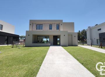 Casa · 204m² · 6 Ambientes · 3 Cocheras · Casa en Chateau Pilar