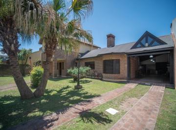 Casa · 270m² · 8 Ambientes · 1 Cochera · Casa en Venta, City Bell, 481 E/ 30 y 31