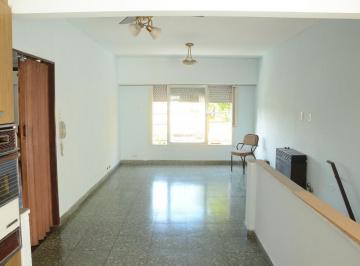 Casa · 184m² · 5 Ambientes · 1 Cochera · Casa + Local Comercial a m de Av Uriburu