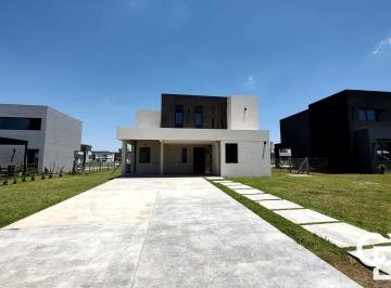 Casa · 208m² · 5 Ambientes · 3 Cocheras · Casa en Chateau Pilar