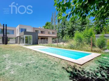 Casa · 127m² · 4 Ambientes · 2 Cocheras · Venta Casa a Estrenar de Tres Dorm., con Jardin, Pileta y Cochera en Fisherton