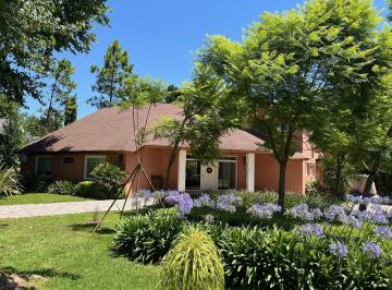 Casa · 360m² · 8 Ambientes · 3 Cocheras · Casa en Venta Ubicado en Highland Park Cc, Pilar, G. B. a. Zona Norte