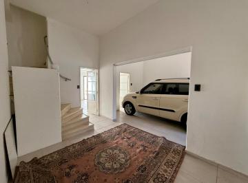 Casa · 117m² · 4 Ambientes · 1 Cochera · Casa en Venta, 3 Dorm., Zona Centro