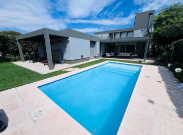 Casa · 450m² · 5 Ambientes · 2 Cocheras · Casa a La Venta Country Manantiales Excelente Ubicación