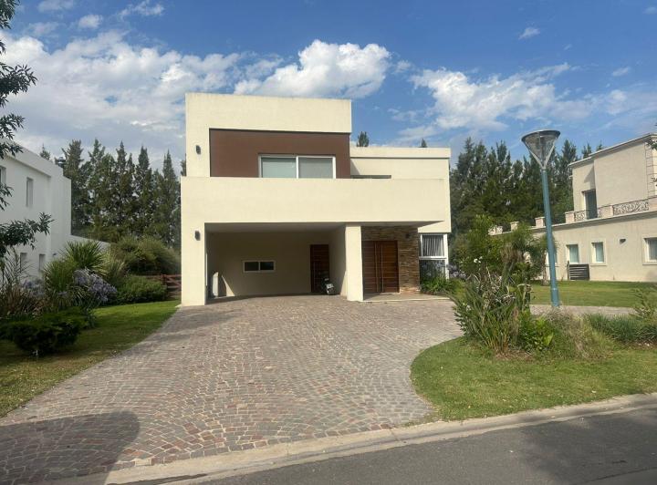 Casa · 250m² · 5 Ambientes · 2 Cocheras