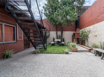 Casa · 240m² · 5 Ambientes · 1 Cochera · Casa de 5 Ambientes con Patio y Parrilla