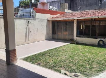 Casa · 138m² · 4 Ambientes · 4 Cocheras · Chalet en San Martín, Cercañia de Lourdes. Apto Credito.