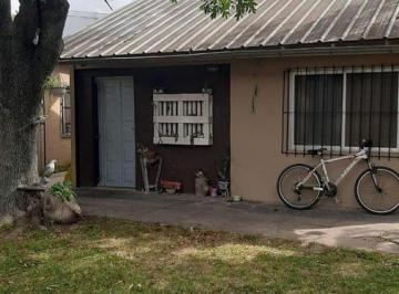 Casa de 5 ambientes, La Plata · Casa Quinta en Venta - 3 Dorm. 2 Baños - Cocheras - 1200 m² - Arturo Segui