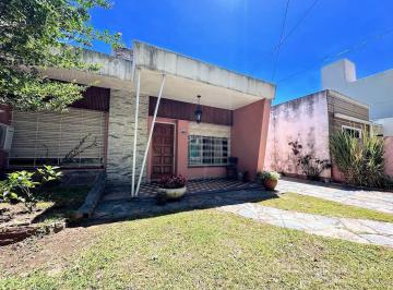 Casa · 208m² · 4 Ambientes · 2 Cocheras · Casa con 2 Dorm. en Venta Banfield Oeste