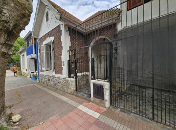 Casa · 160m² · 4 Ambientes · Venta Chalet de Estilo 4 Ambientes Ubicado en Calle España Al 700 La Perla