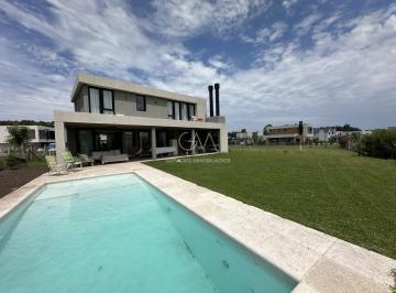 Casa · 190m² · 4 Ambientes · Casa en Alquiler Temporario en Barrio Rumenco Joven