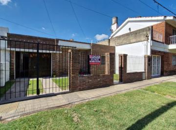 Casa · 80m² · 2 Ambientes · 1 Cochera · Venta Casa 1 Dormitorio con Jardín y Cochera - Fisherton, Rosario