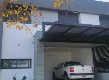 Casa · 165m² · 4 Ambientes · 1 Cochera · Greenville 2, Duplex en Venta de 3 Dormitorio, Cochera, Galeria con Asador.