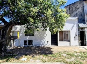 Casa · 180m² · 6 Ambientes · Casa Sobre Lote Propio con 3 Viviendas Santos Lugares.