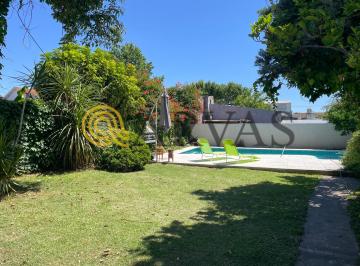 Casa de 6 ambientes, San Fernando · Casa de 360 m² en Punta Chica con 4 Habitaciones, Parque, Pileta y Parrilla