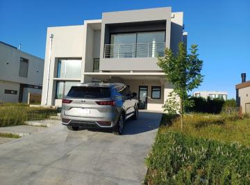 Casa · 228m² · 5 Ambientes · 2 Cocheras · Casa en Villalobos a Estrenar