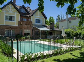 Casa · 246m² · 8 Ambientes · 2 Cocheras · Muy Linda Casa en Venta en El Establo