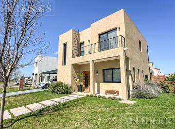 Casa · 149m² · 5 Ambientes · 1 Cochera · Casa en Venta en Santo Tomás