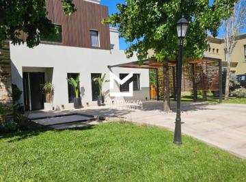 Casa · 277m² · 6 Ambientes · 2 Cocheras · Moderna Casa 6 Amb. en B° C° Altos del Sol