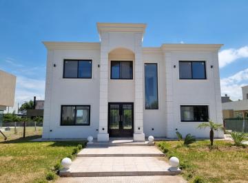 Casa de 5 ambientes, Esteban Echeverría · Casa Estilo Francesa a Estrenar en Lagos de Canning! 4 Dorm. y Piscina!