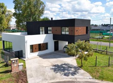 Casa · 149m² · 4 Ambientes · 4 Cocheras · Casa en Venta a Estrenar Santa Elena, Pilar del Este