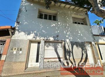 Casa · 257m² · 4 Ambientes · 2 Cocheras · Casa Desarrollada en Dos Plantas, Cochera y Fondo Libre, Lote Propio 270 m²