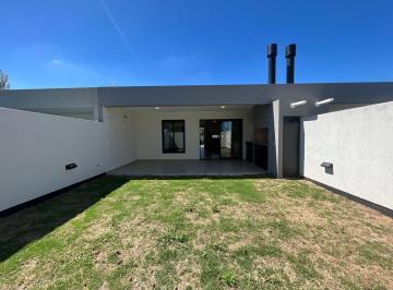 Casa · 117m² · 4 Ambientes · 2 Cocheras · Duplex 2 Dorm 2 Baños Planta Baja Distrito Sur