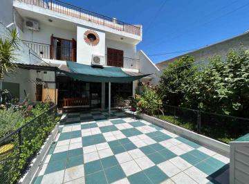 Casa · 230m² · 5 Ambientes · 1 Cochera · Venta PH Tipo Casa 6 Ambientes en Villa Lugano