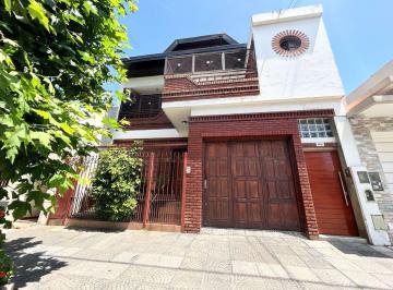 Casa · 230m² · 5 Ambientes · 1 Cochera · Venta PH Tipo Casa 6 Ambientes en Villa Lugano