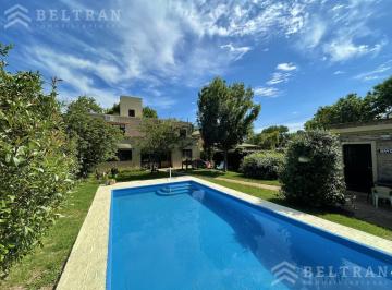 Casa · 270m² · 10 Ambientes · 1 Cochera · Casa en Funes