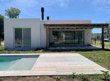 Casa · 140m² · 5 Ambientes · 2 Cocheras · Casa a Estrenar 3 Dorm. con Pileta en Santo Tomás
