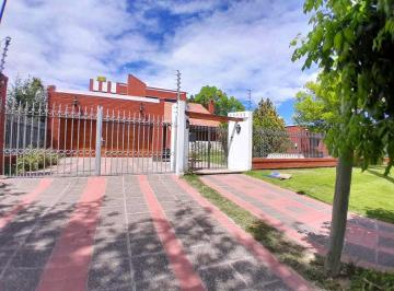 Casa · 290m² · 4 Dormitorios · 2 Cocheras · Realtyplus Vende - Alquila (Chalet + Casa + Quincho) Rusell Maipu