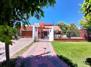 Casa · 290m² · 4 Dormitorios · 2 Cocheras · Casa Chalet en Venta con Pileta y Quincho en Rusell, Maipú