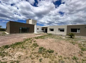 Casa · 243m² · 7 Ambientes · 2 Cocheras · Casa en Venta en El Doradillo Puerto Madryn Sobre Lote de 2 Hectáreas