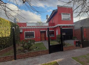 Campo · 200m² · 3 Dormitorios · 2 Cocheras · Hermosa Casa en Dos Plantas en Venta. Ituzaingó Norte