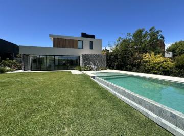 Casa · 260m² · 4 Ambientes · Casa en Alquiler Temporada Barrio Privado Arenas del Sur
