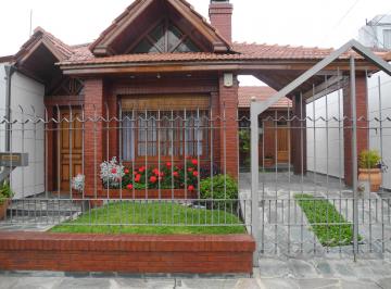 Casa de 5 ambientes, Lanús · Casa - Chalet de 5 Ambientes con Piscina y Jardín. Excelente