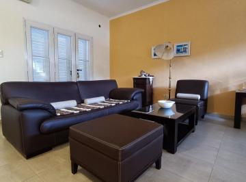 Casa · 323m² · 6 Ambientes · 1 Cochera · Casa 4 Dorm. Impecable Zona Parque