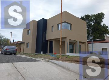 Casa · 140m² · 6 Ambientes · 2 Cocheras · Casa en Parana