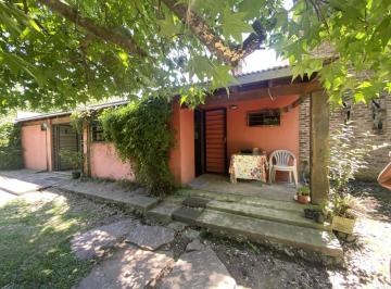 Casa · 180m² · 5 Ambientes · Rustica y Confortable Propiedad Sobre Gran Lote de 20x100 en Excxelente Zona de Villa Elisa.