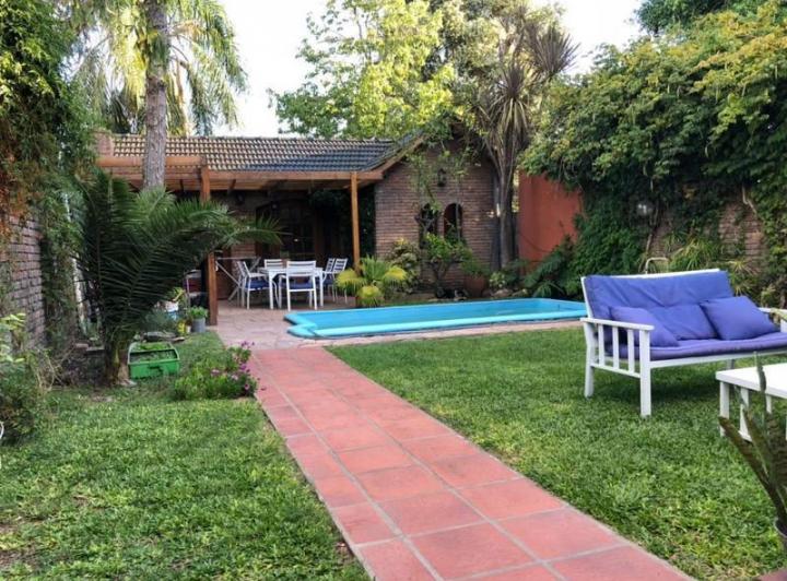Casa · 220m² · 6 Ambientes · 2 Cocheras